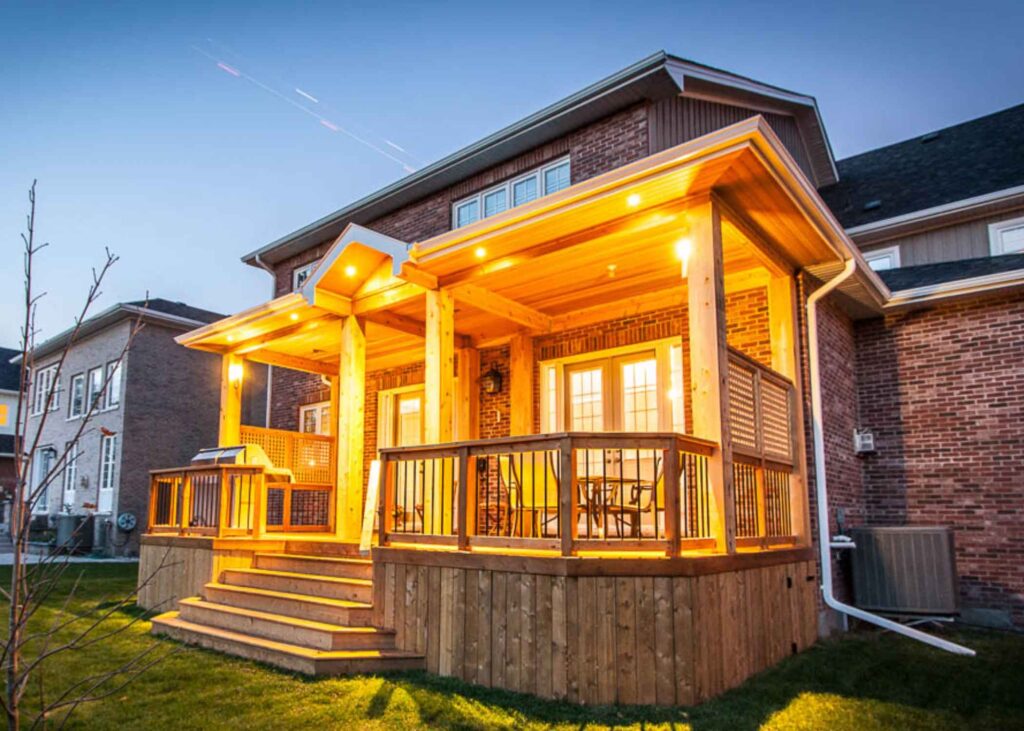 Cedar deck in Mississauga flush with the main floor, featuring a covered roof design and integrated lighting for extended evening use