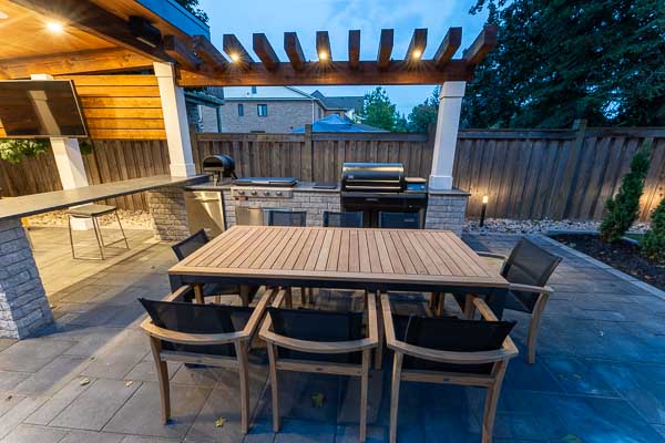 mississauga outdoor dining area with an outdoor kitchen